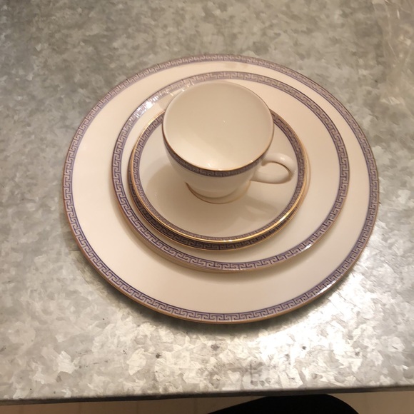 Wedge wood China 4 piece setting never been used. - Picture 2 of 3